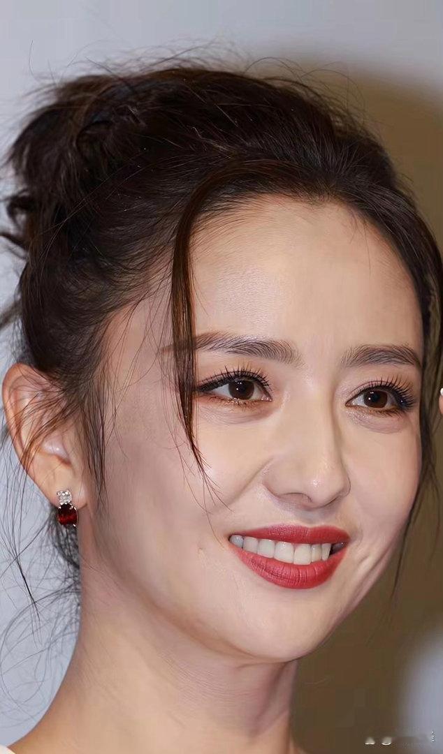 佟丽娅素颜状态也太能打了，干净清透又耐看，不愧是公认的素颜真女神！