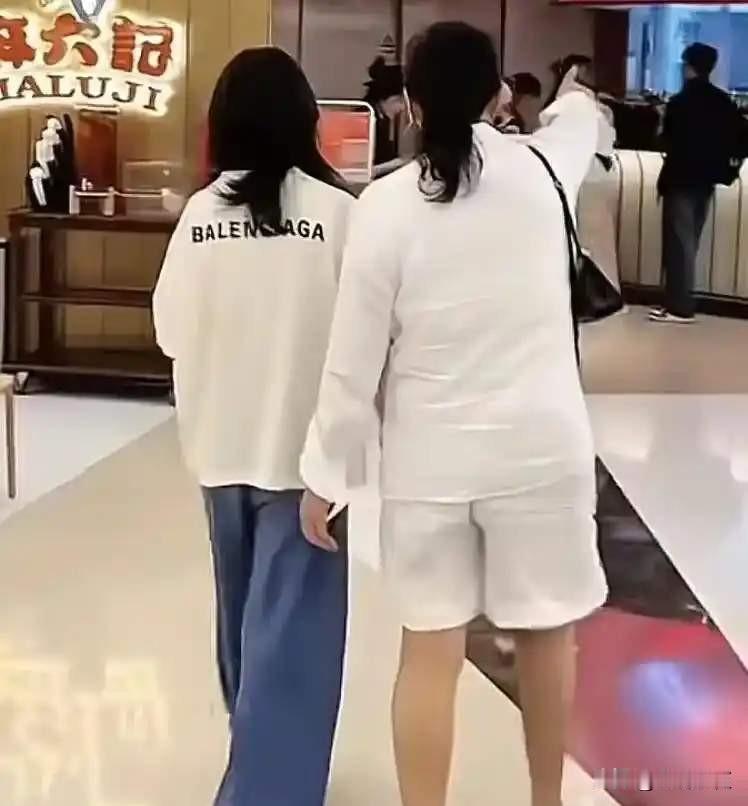 玥儿正面照曝光，驼背紧张的仪态没有了，头发剪短了，和汪小菲在一起十分轻松。玥