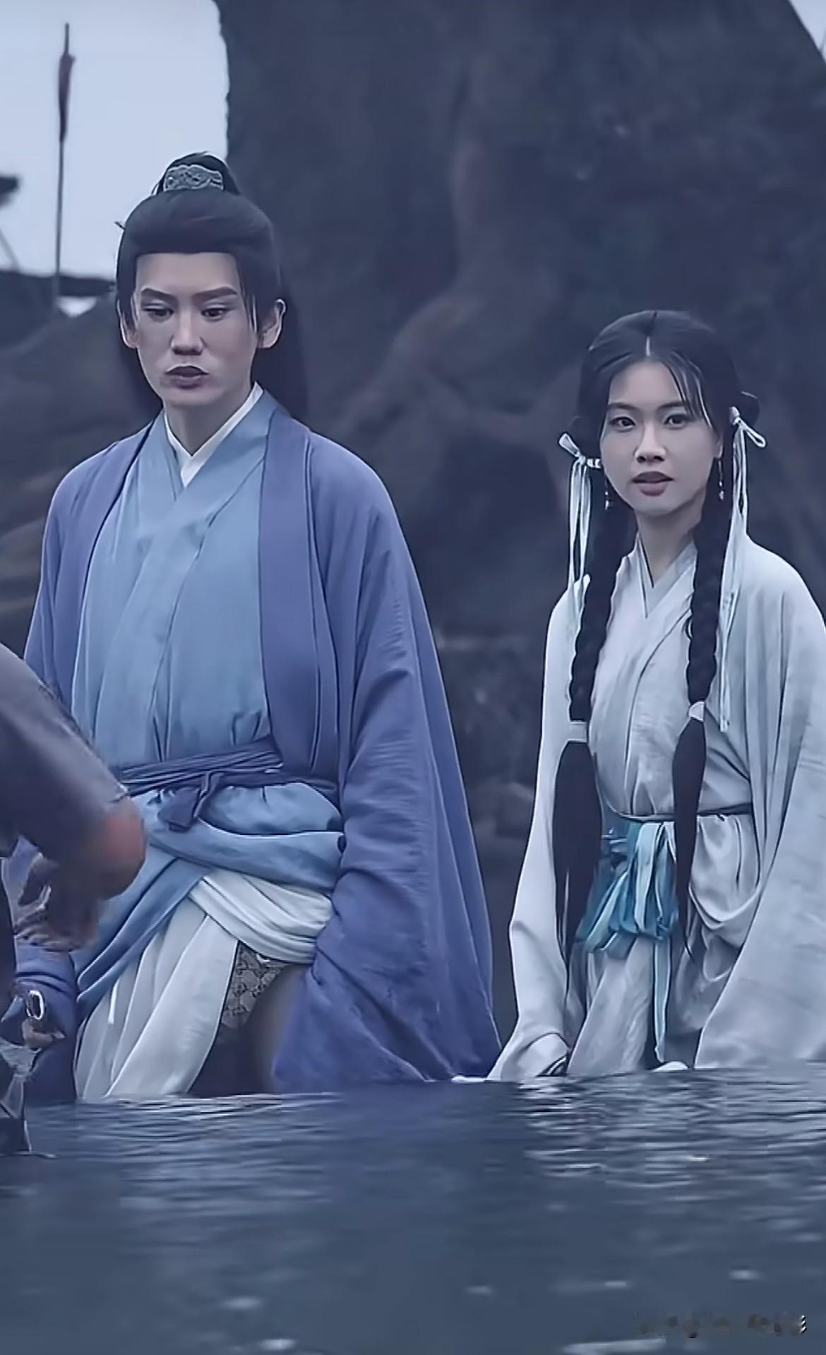 《何不同舟渡》檀健次、卢昱晓的光替路透曝光，替身身着同款戏服，远远看去十分相像。