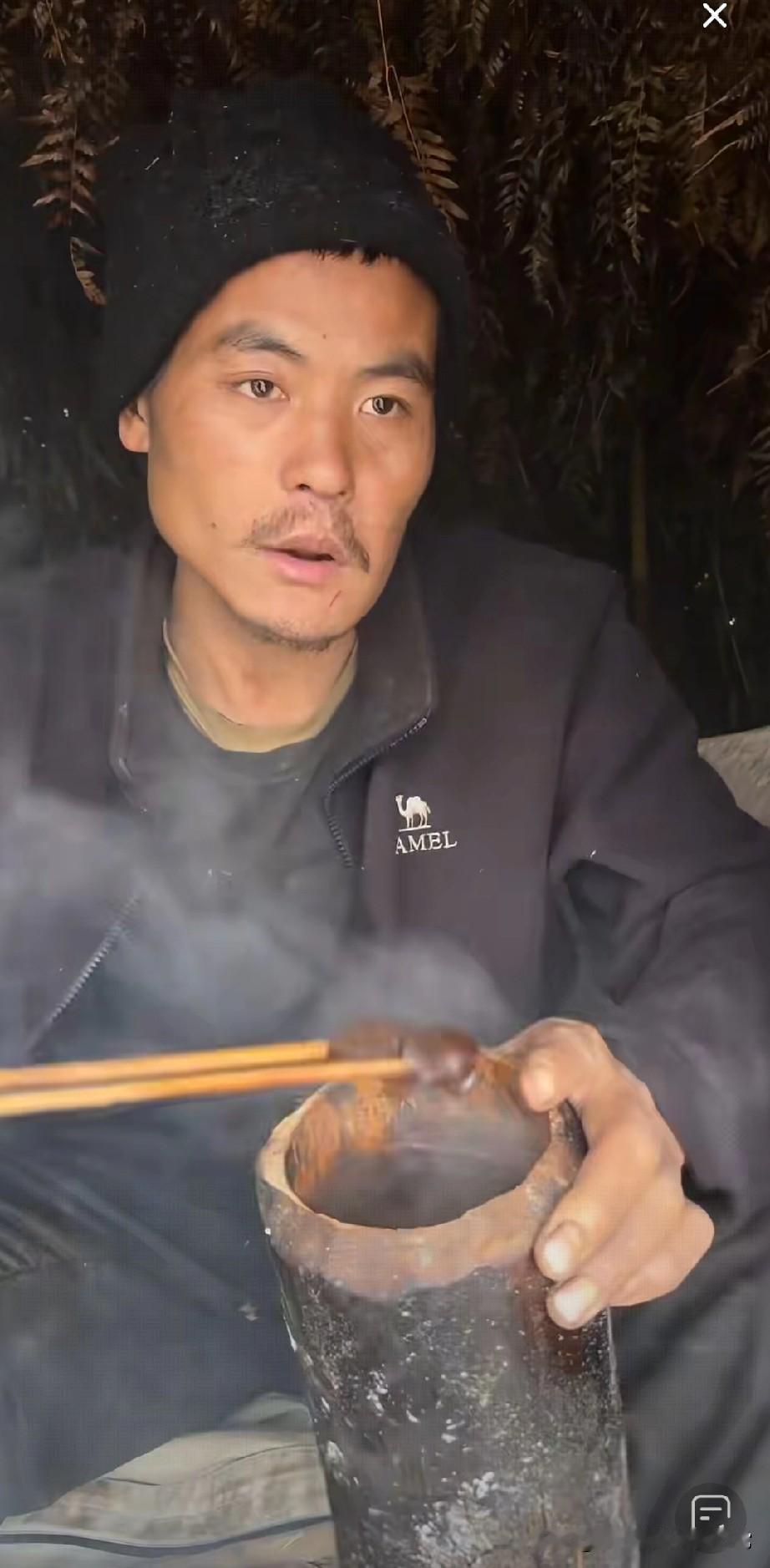 荒野求生刀疤哥居然有火锅吃!谁能想到荒野求生还能吃上火锅？刀疤哥这波操作我直