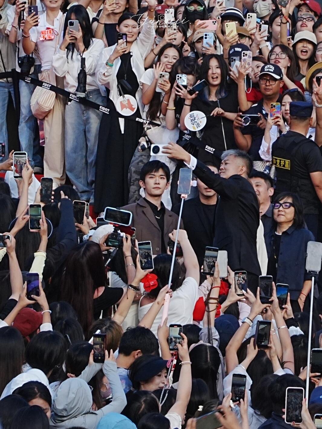 好喜欢这张人群中的天生巨星——易烊千玺​​​