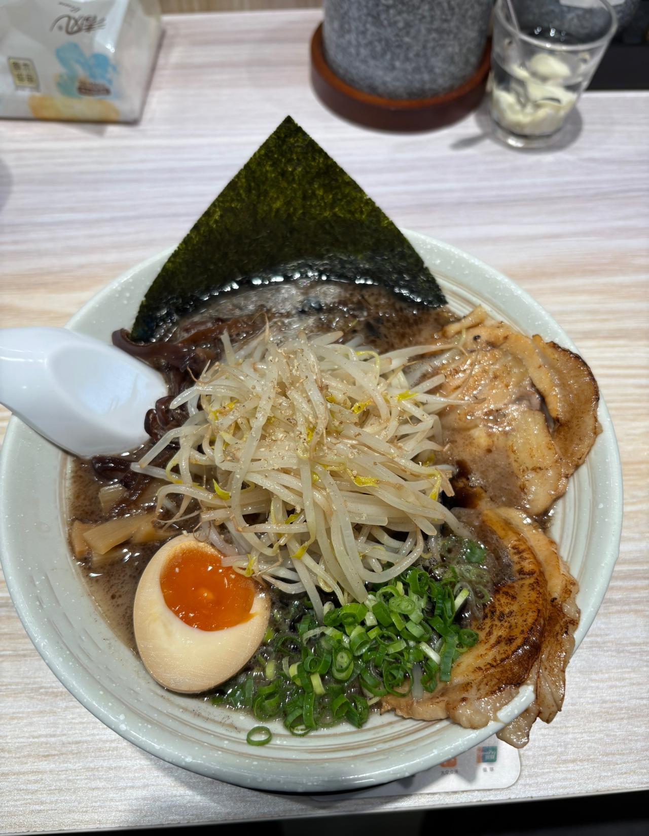 左边这一碗面是在市里面吃的，43元，黑蒜汤面，右边这碗面在香港吃的，味憎辣味，