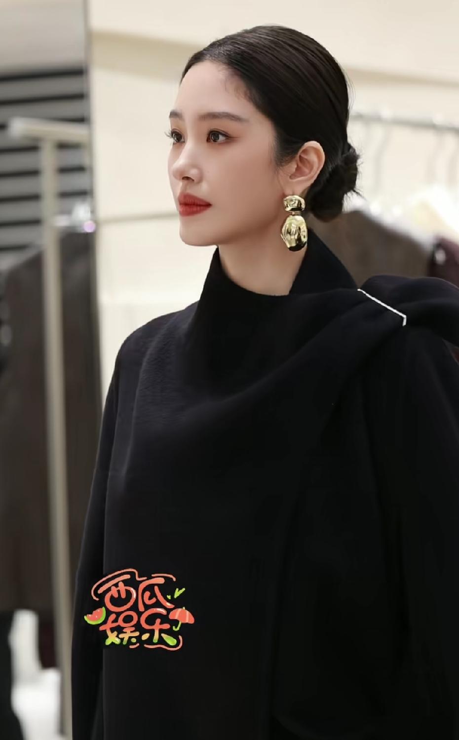 果然，真正的大美女都必须具备两点：大光明和耐看！杨采钰真的气质在线，美的出众，美
