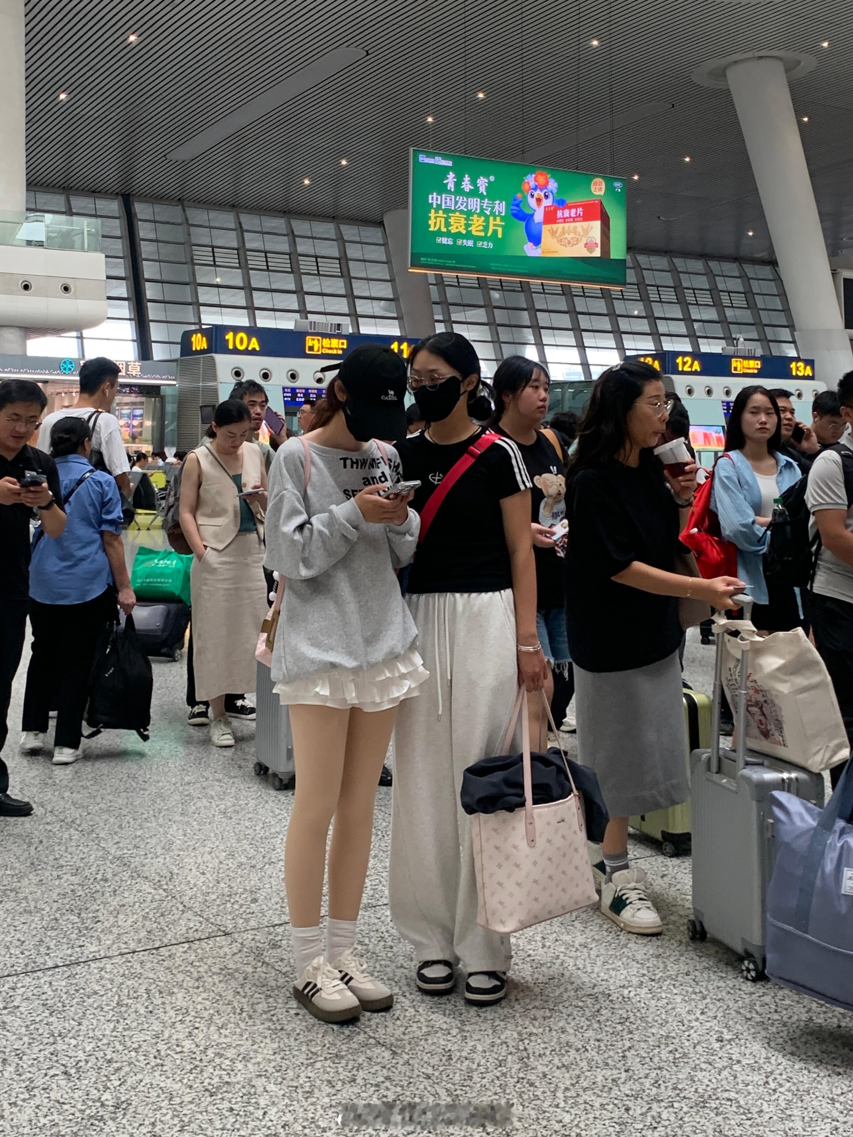 不会穿搭就别乱穿了。。。被室友随手拍了两张照片，特意穿的卫衣搭配裙子和光腿神器，