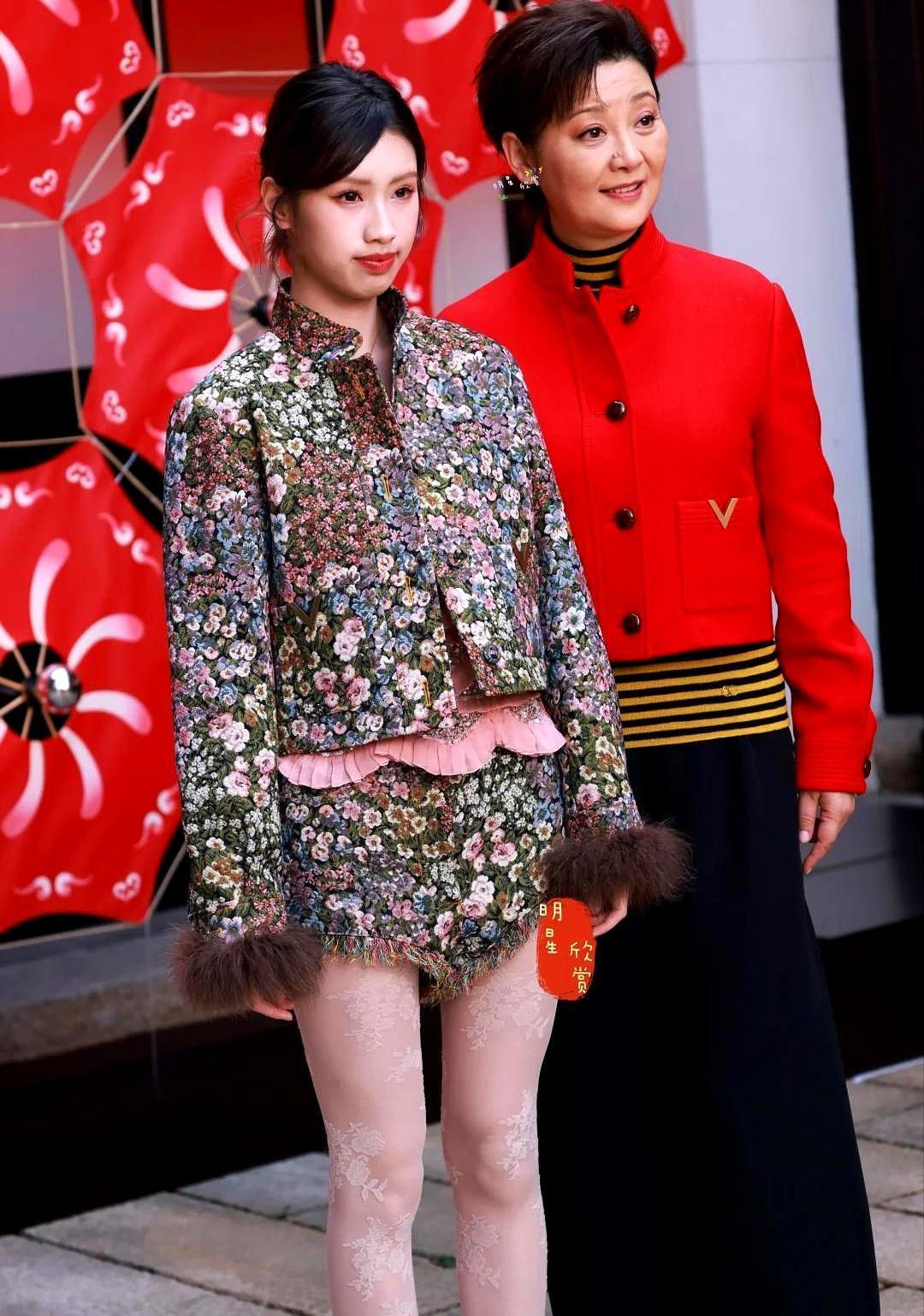 冯小刚女儿徐朵参加上海活动，穿着碎花短款外套，搭配同系列短裤，造型清新别致。据