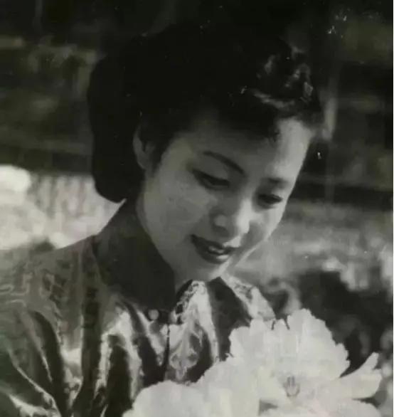 1983年，郑洞国的前妻陈碧莲想复婚，郑家儿孙辈都支持，郑洞国说：“她来了，我一