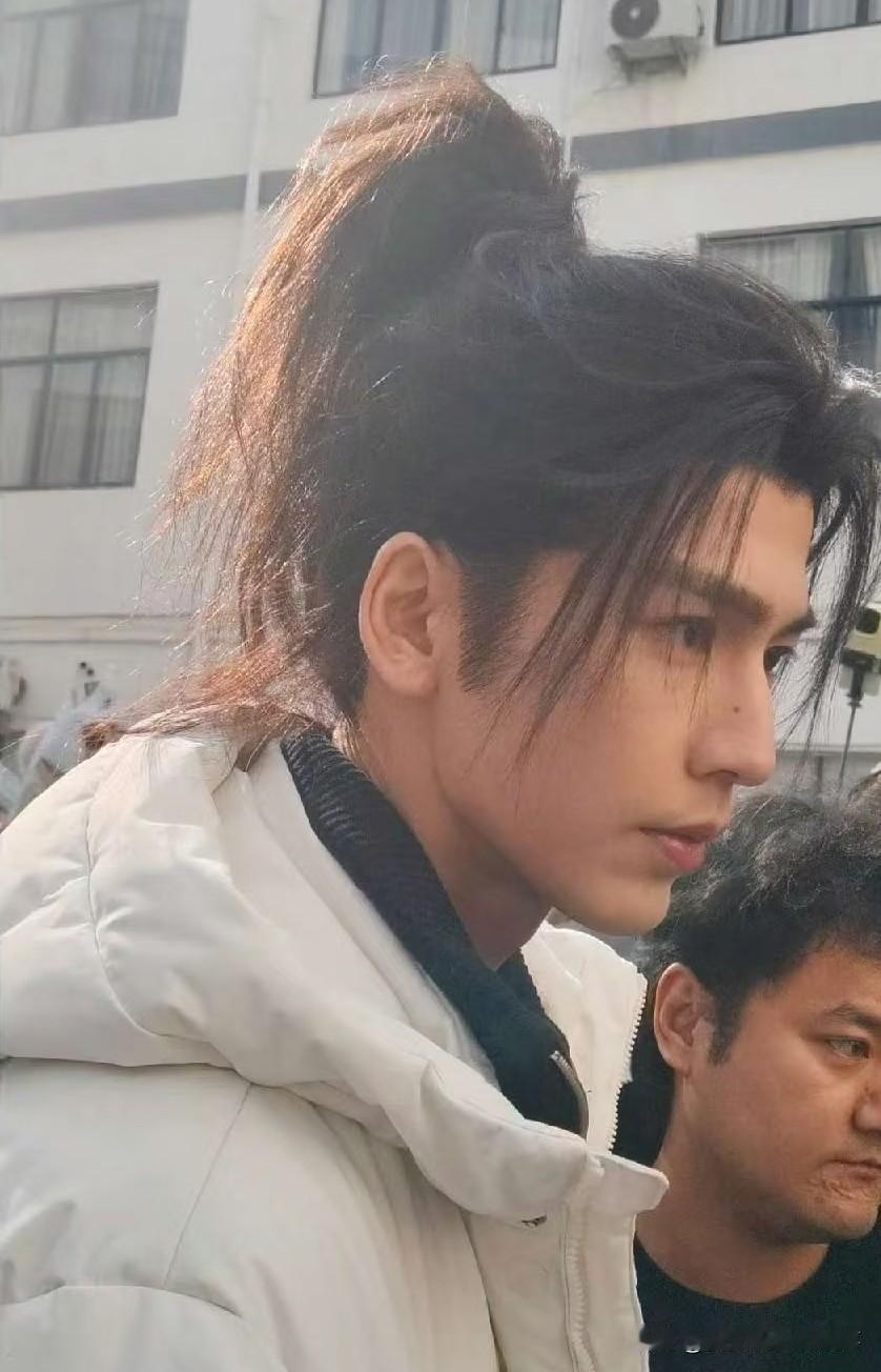 张凌赫新剧《归鸾》出妆路透来啦！完全是撕漫男主的感觉！这个眼神好犀利，高马尾虽