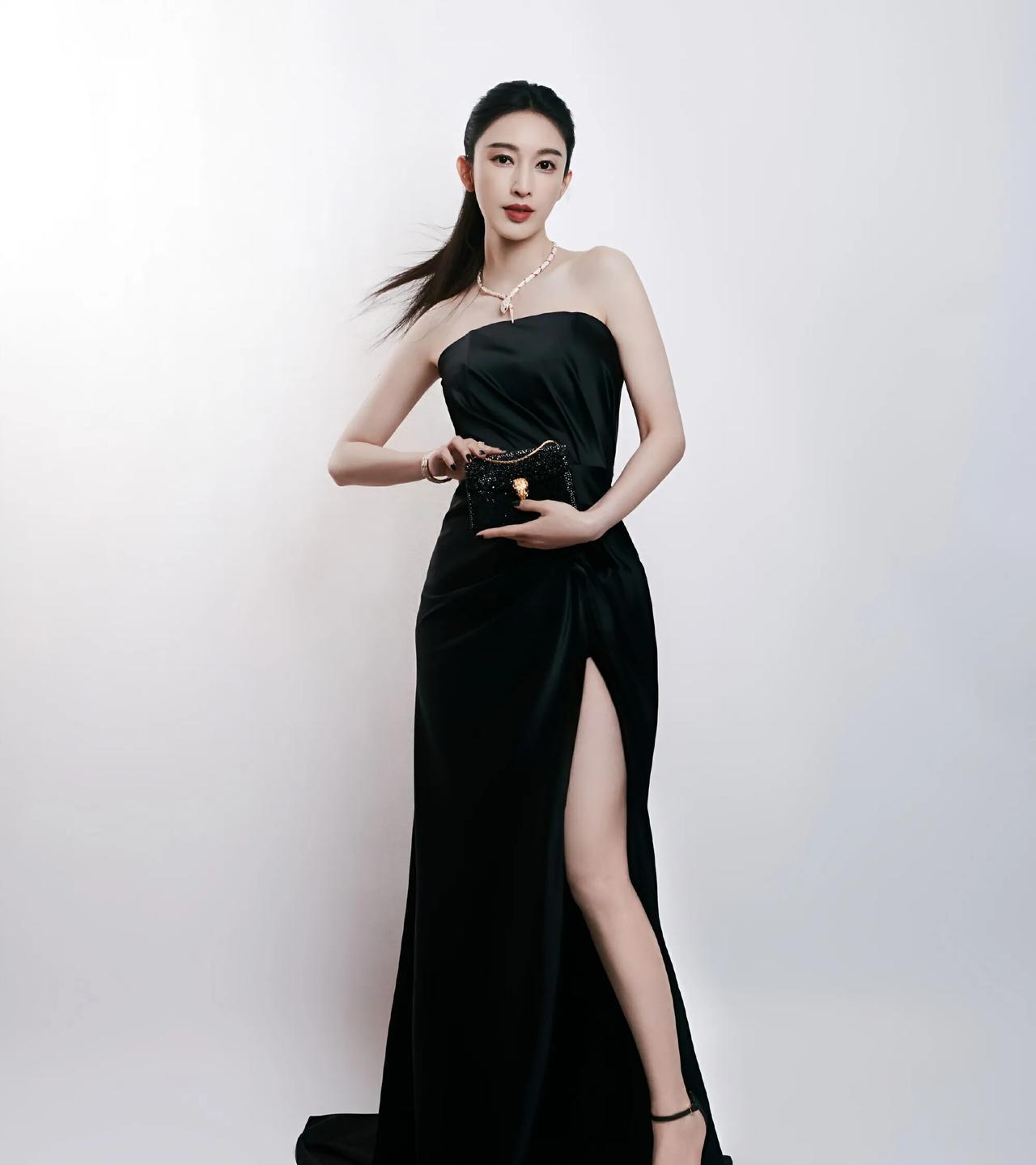 张俪黑色长裙好显身材，高挑迷人
