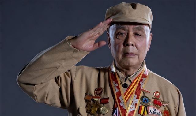 1952年，上甘岭阵地上，16岁战士唐章洪突然尿急，他索性对着迫击炮尿了起来，没