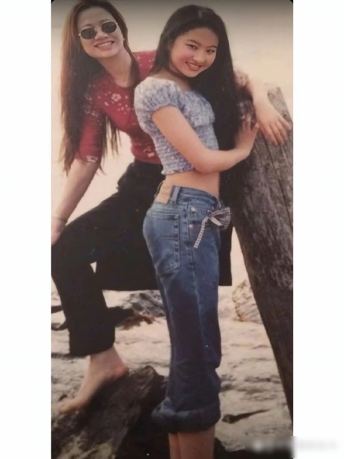 刘亦菲确实出落得很早，婴儿肥时期，脸上胶原蛋白满满啊，十来岁左右，比白秀珠还稚嫩