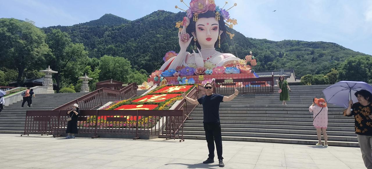 西安临潼骊山的名字来源于其独特的地理特征和丰富的历史背景。骊山是秦岭山脉的一