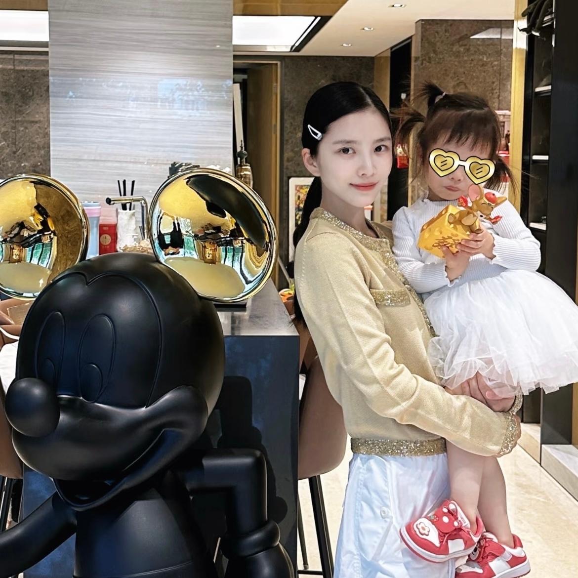 杜淳王灿兮孩子正脸照他们都结婚好多年了啊！看来是真爱啊这是！两人郎才女貌的也挺般