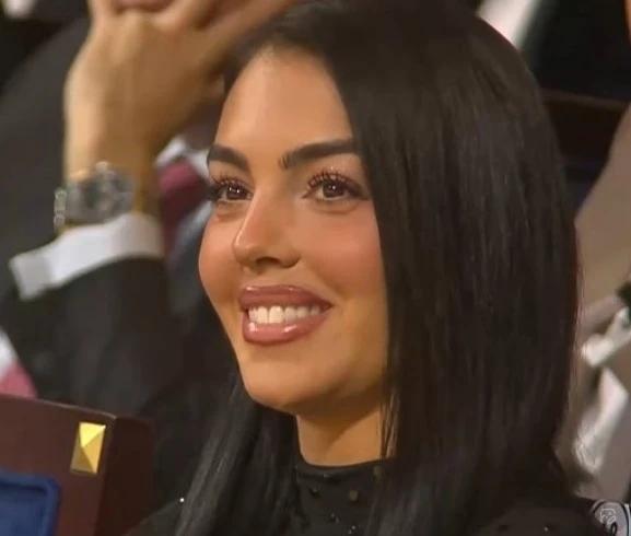 C罗颁奖礼高调认爱！当众称乔治娜为“妻子”，甜蜜瞬间引爆全场北京时间12月2