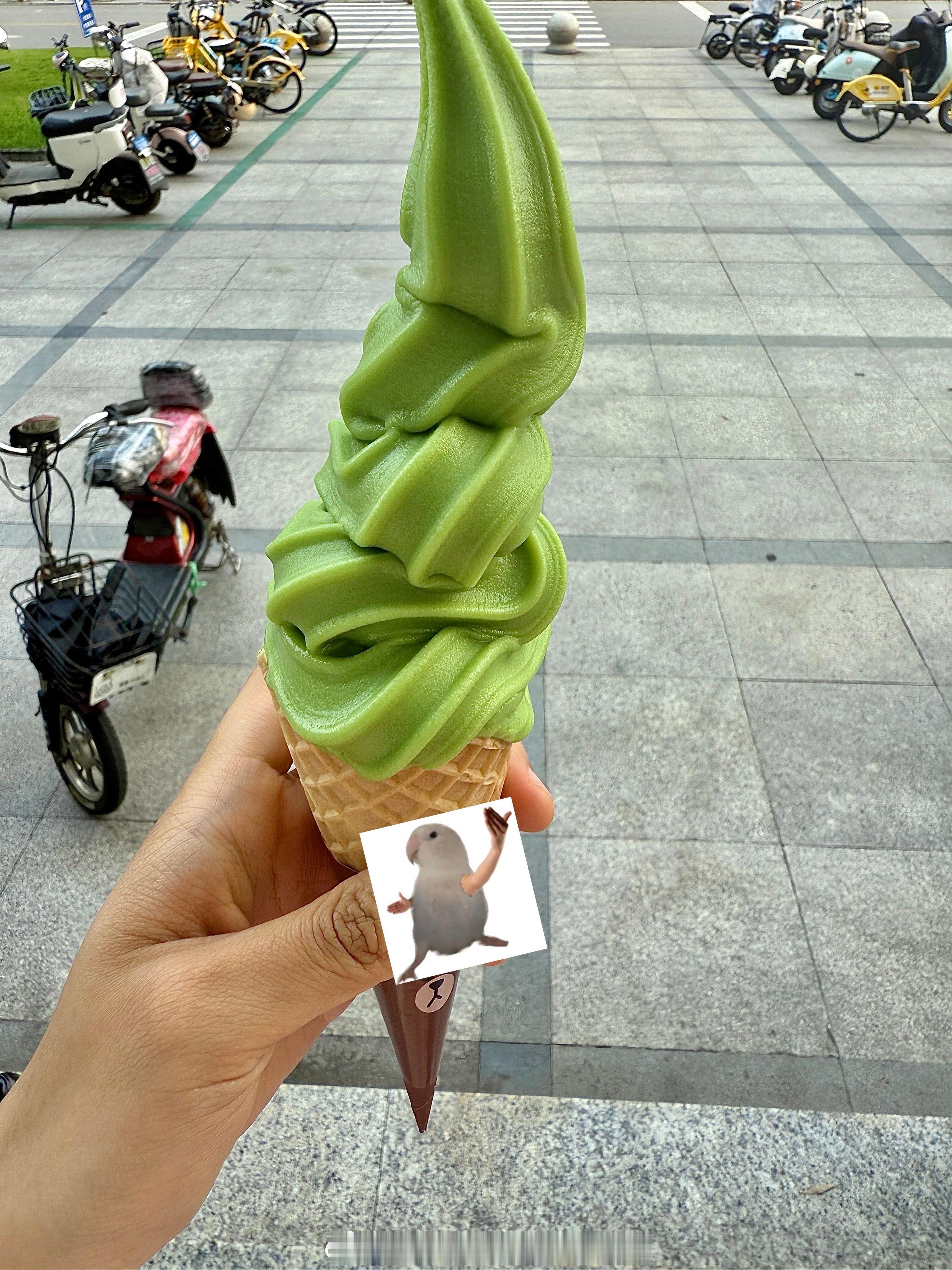 这个🍦值得我单独发一条今天吃完晚饭本来想去蜜雪冰城买一个甜筒吃的，一顿饭的时间