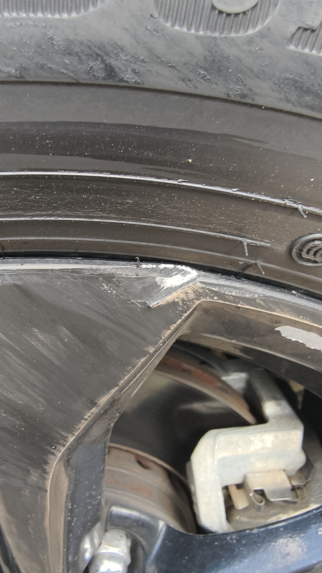 对方全责这种该怎么办车友们，对方全责，我的轮毂这样子了，我要求换新的，但是对方