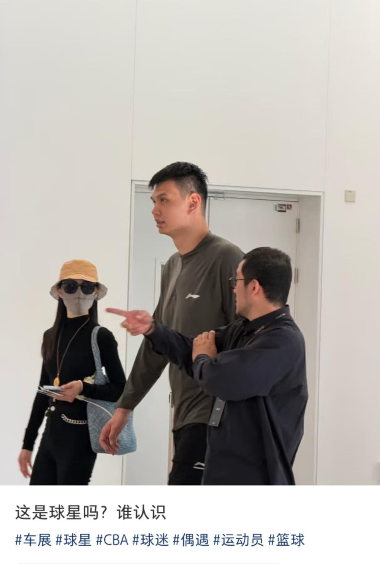 网友偶遇许钟豪身边全副武装女子非常惹眼！有网友偶遇许钟豪与友人逛街，不认识他就觉
