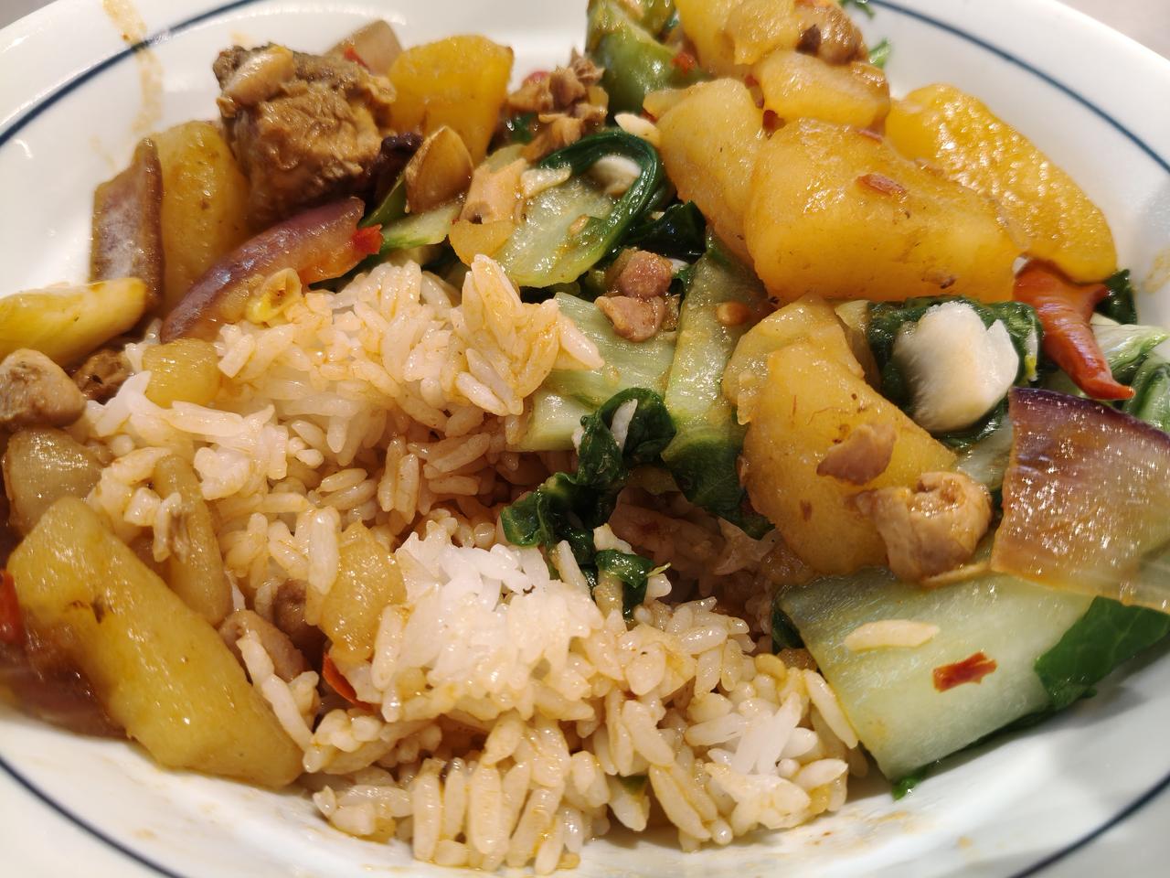 中午吃的大盘鸡，真的香酥可宜，回味悠长！今天中午的员工餐是大盘鸡，大盘