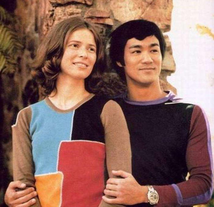 1973年7月20日，李小龙刚去世后，他的徒弟汤姆就火速和自己的新婚妻子离婚，去
