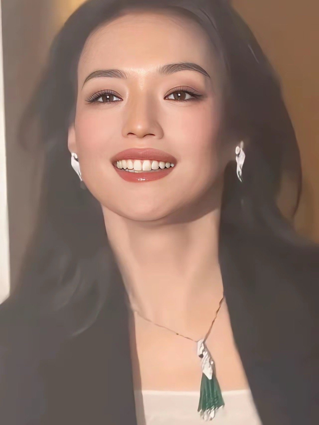 王晶说过，当你什么时候感觉舒淇和莫文蔚漂亮了，说明你成熟了！这句话的含金量还在上