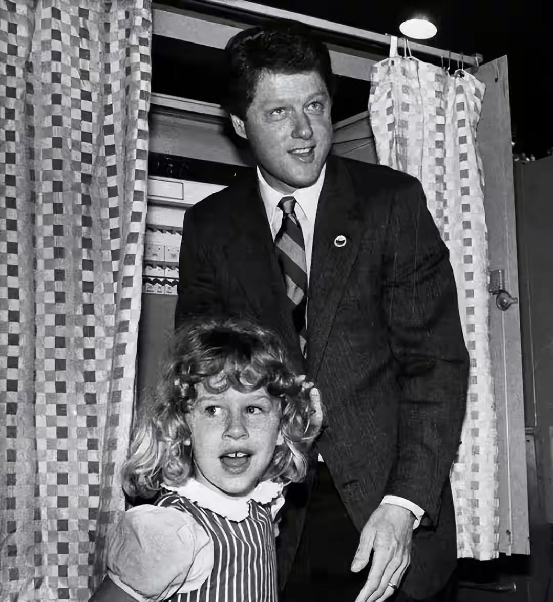 年轻时的克林顿陪着女儿玩耍，年老的他和女儿共撑一把伞，都是父女情深的画面。