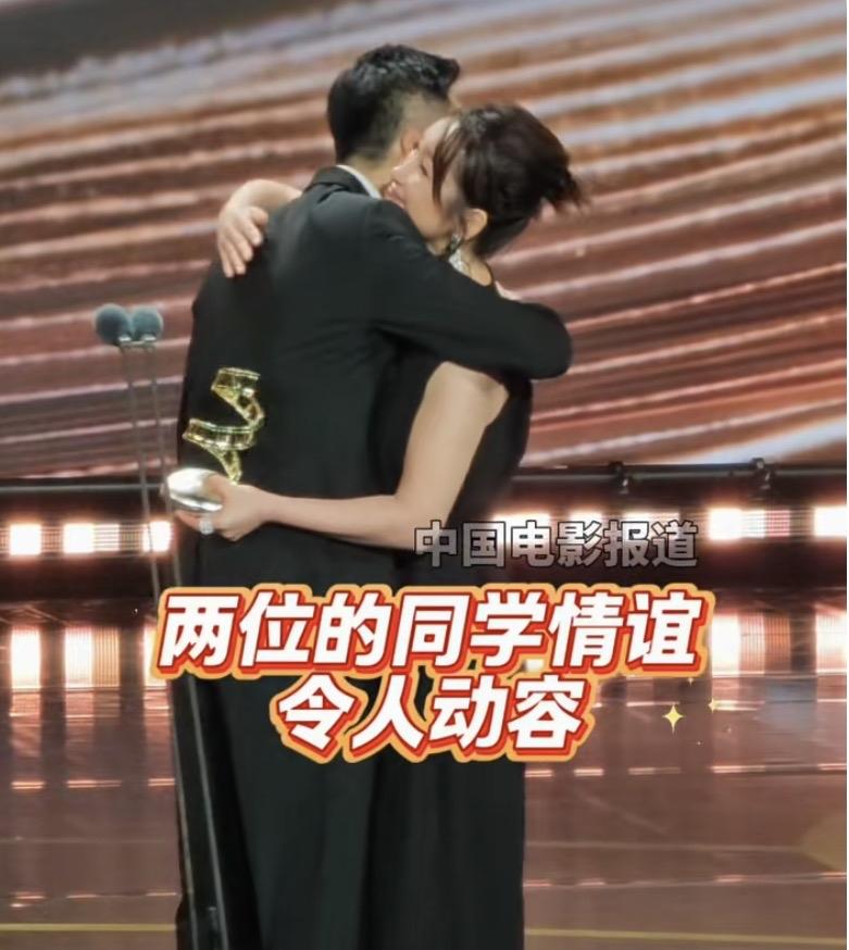 秦海璐：老刘，掐指一算，咱俩同窗整三十年了。刘烨：可不是嘛，九六级那帮人里，