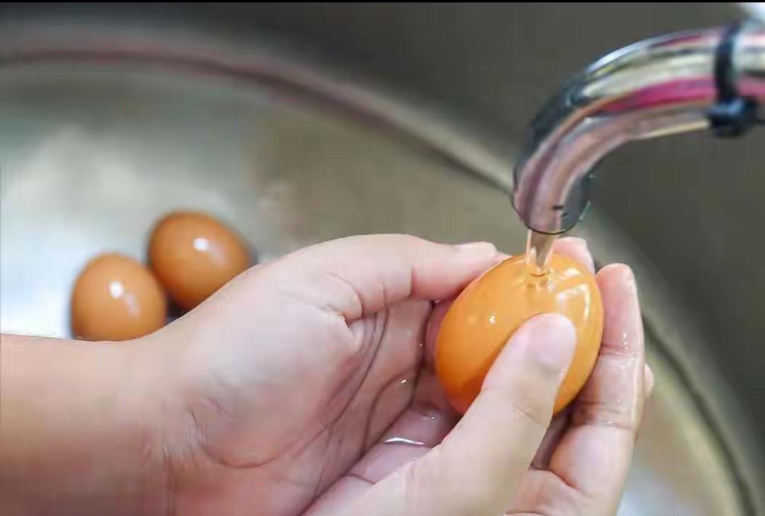 67岁大妈吃鸡蛋意外离世！这个家家户户都在犯的“卫生操作”，真的藏着致命风险！