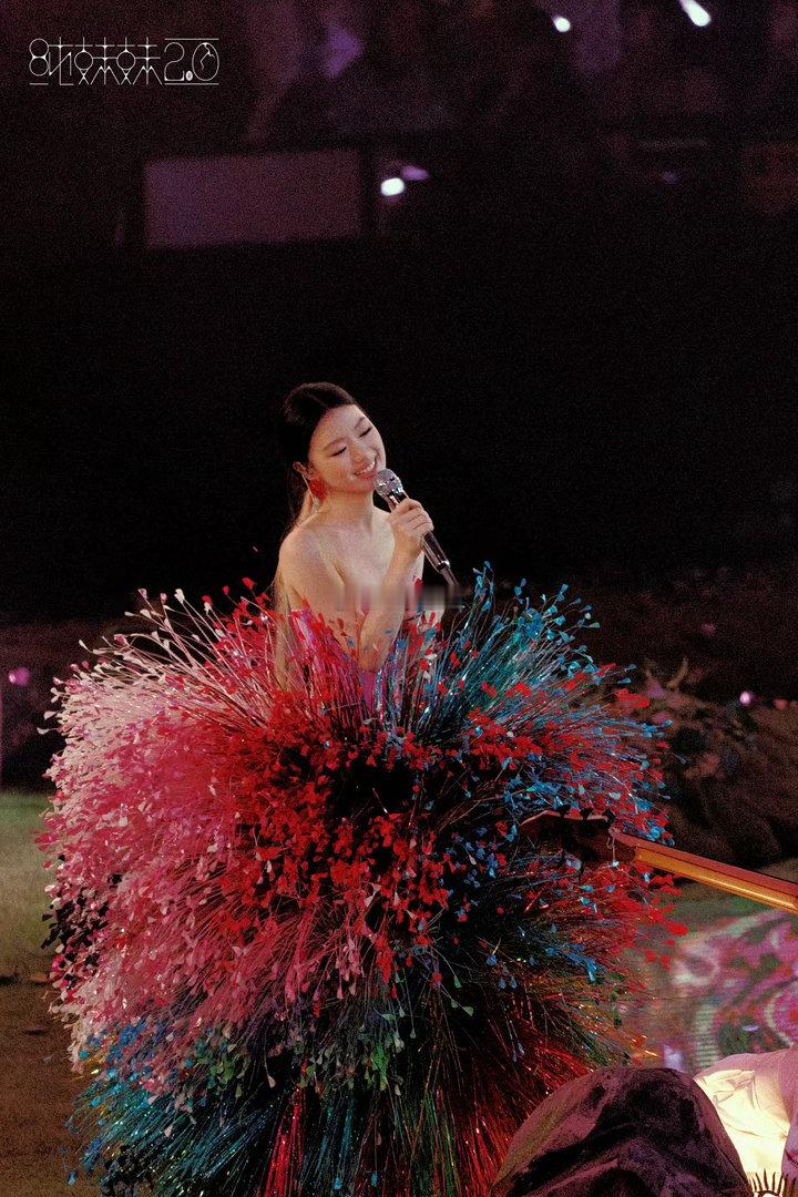 小单的演唱会不止满足耳朵👂高定的视觉享受也是一套比一套夯！单依纯一套更比一套夯