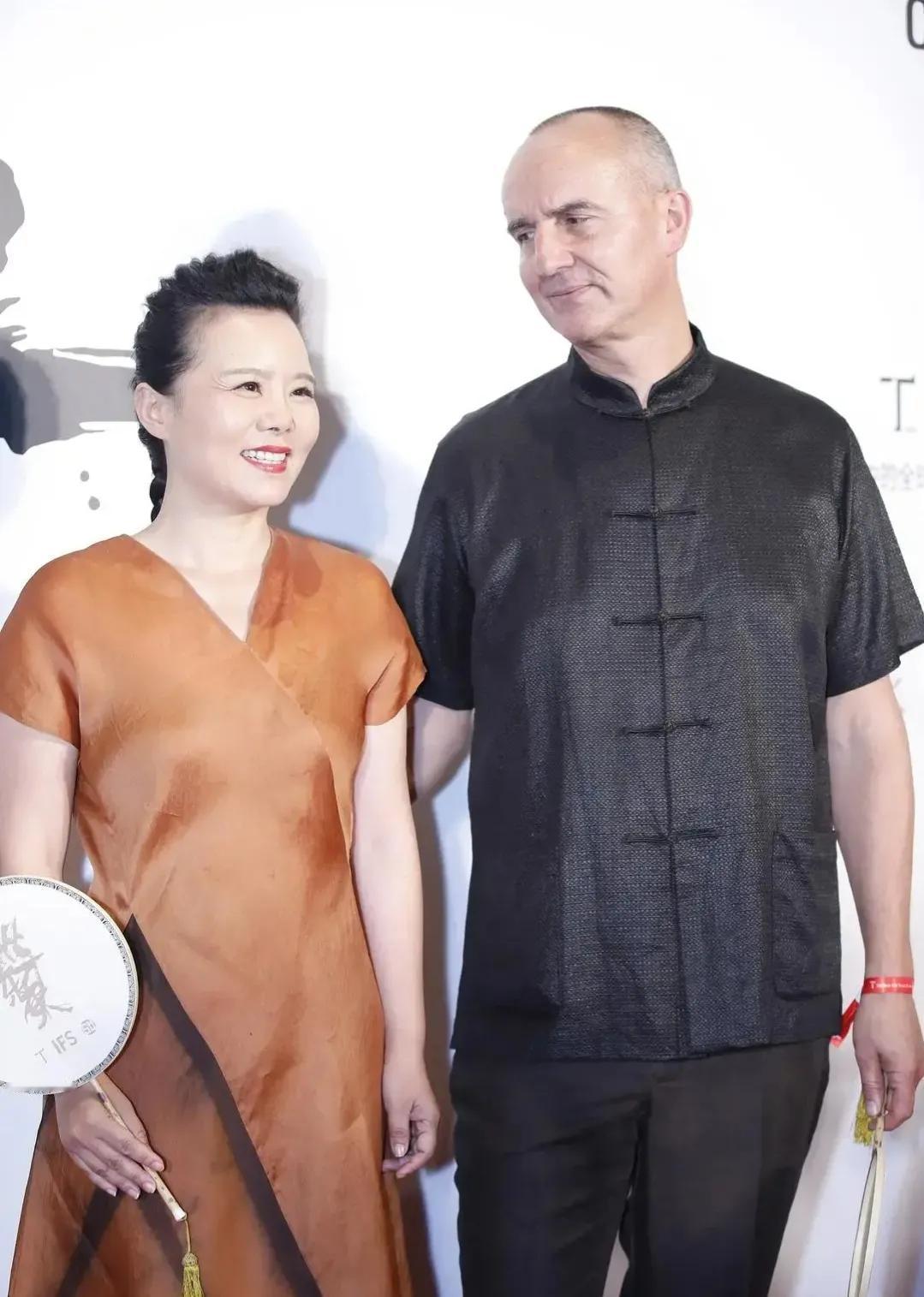 龚琳娜自述曾努力挽回婚姻，但老锣铁了心要离。龚琳娜在节目中自曝，曾为挽回前夫