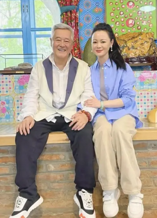 赵本山辽宁豪宅内景大赏，珍藏品与喜庆窗帘吸睛