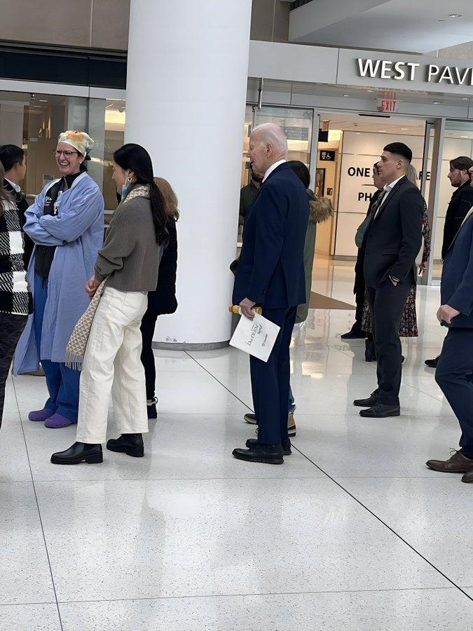 拜登在医院排队，特朗普就是这么对待前任的吗？[捂脸哭]