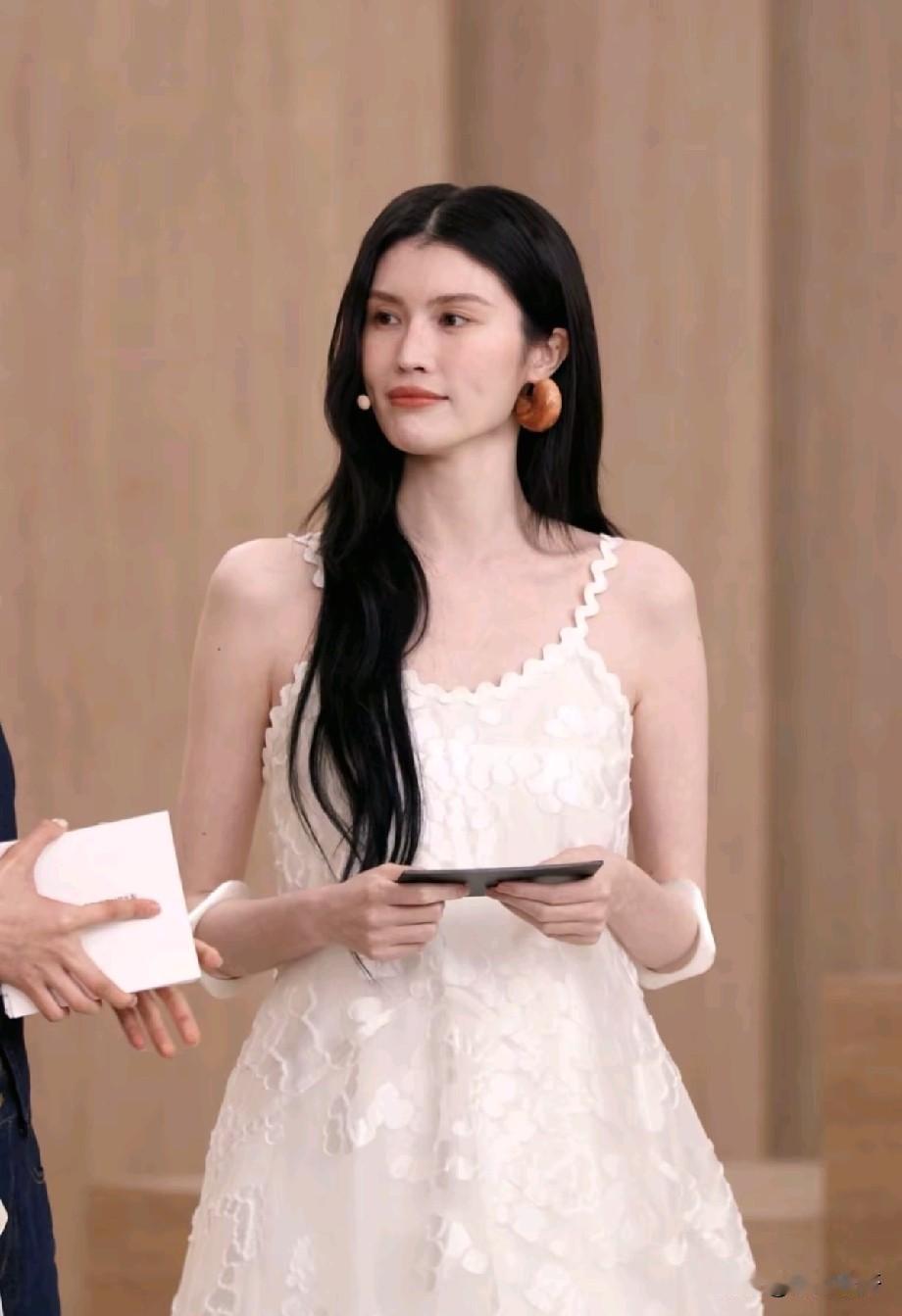 何穗婚后首次亮相状态封神！白到发光穿仙女裙，网友：人生赢家模板谁能想到，嫁