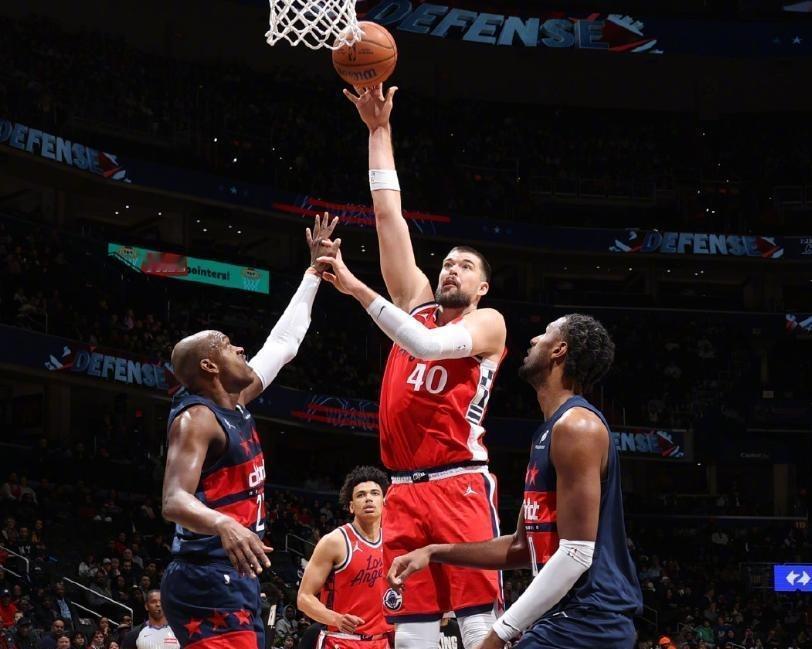 祖巴茨这个人，有点意思啊，到底是不好好防守呢？还是不愿意防守呢？NBA常规赛，