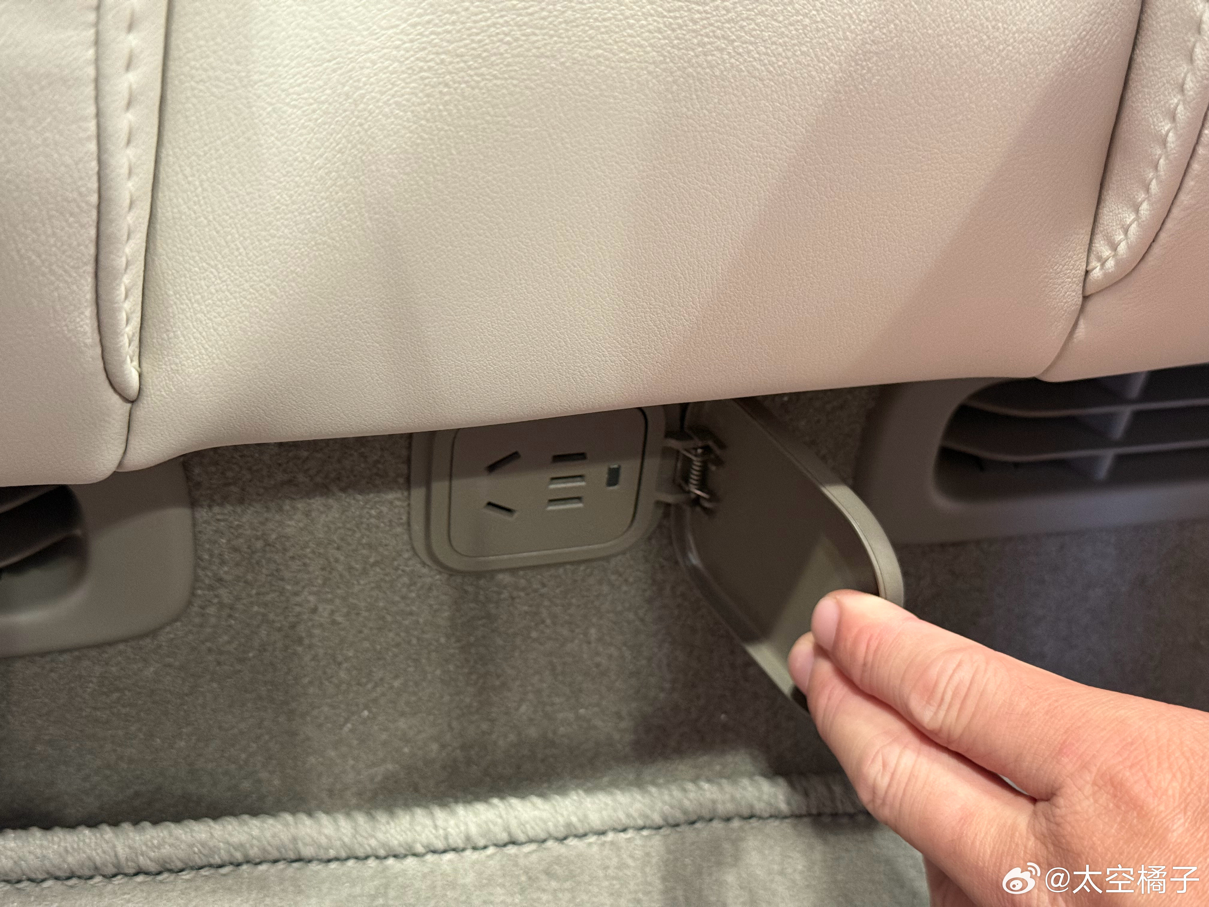 豪华就是冗余别家抠抠搜搜没有的220V车内电源智己LS9一次配了2个第三排下方一