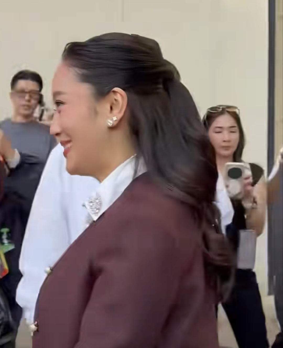 2026年1月23日，佩通坦现身，为为泰党候选人站台了，神采奕奕啊！乌黑的披