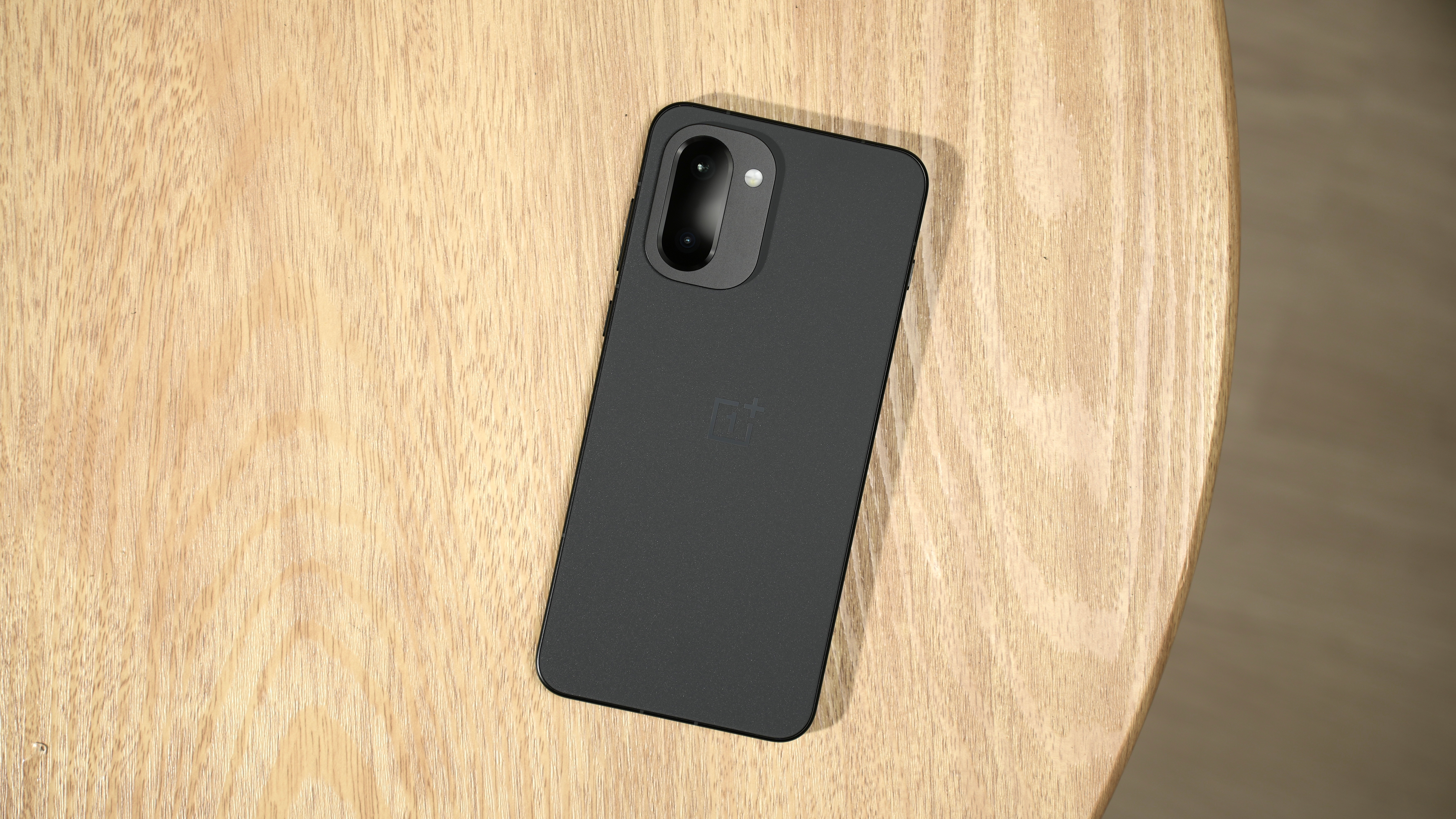 一加Ace6T闪速黑开箱2399的起步价，就像一加自己说的，这个价位给齐所