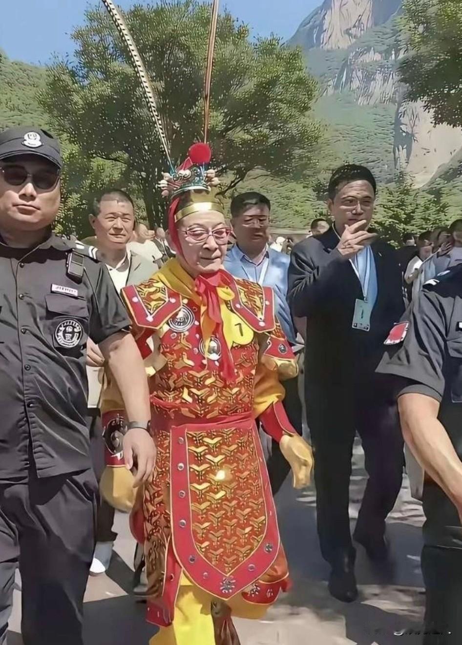 总有人调侃，六小龄童靠孙悟空吃了一辈子，是不是真把自己当成悟空转世了？其实这话听