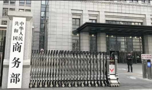 中国对印度动手了我国商务部发言人指出，基于中国国内产业的申请，去年5月7号，