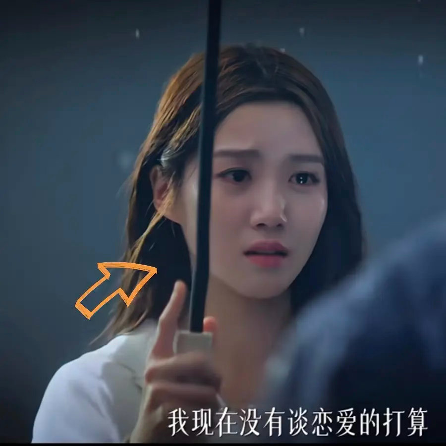 卢昱晓怎么瘦脸开的伞杆都歪了