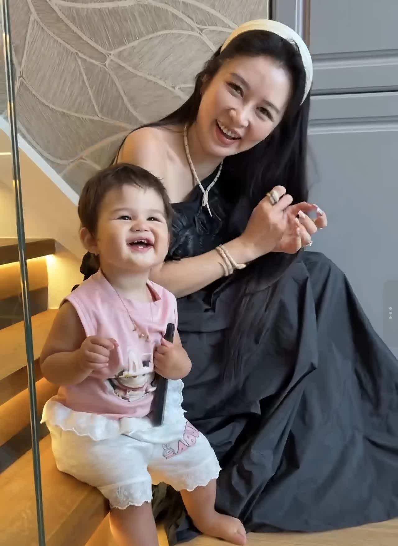 阿迪面对盈公主的到来不仅不高兴，反而下午要带她去看脑子！阿迪觉得她脑子不正常！