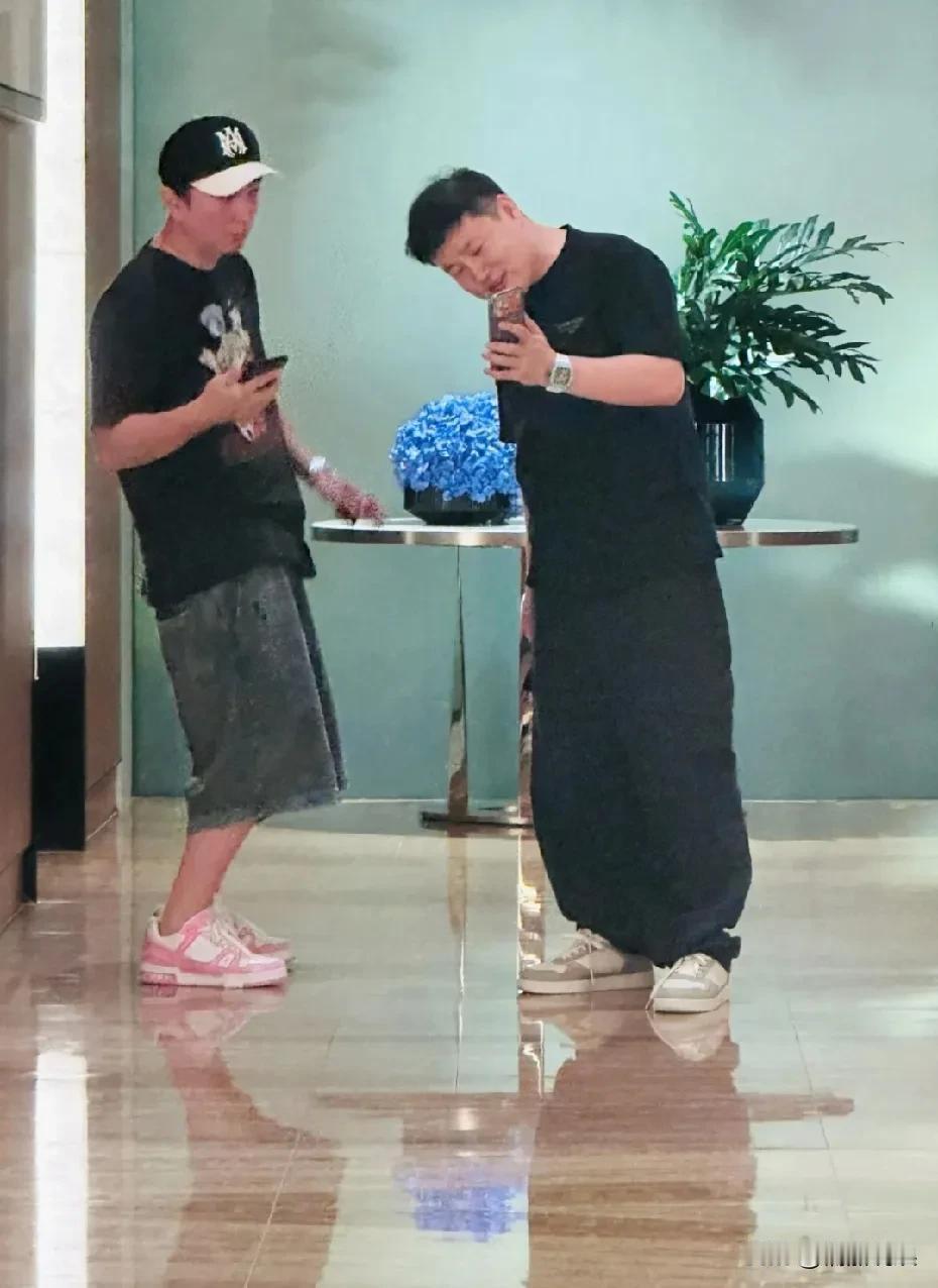 王思聪现身新加坡金沙，戴着棒球帽，穿着短袖短裤，脚上粉色的鞋子很抢镜，看品牌从头