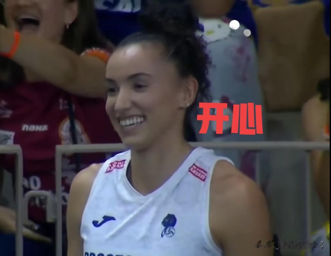 加比在巴西老家享受朱婷式的待遇[呲牙笑]，简陋体育馆热情似火2025年12月11