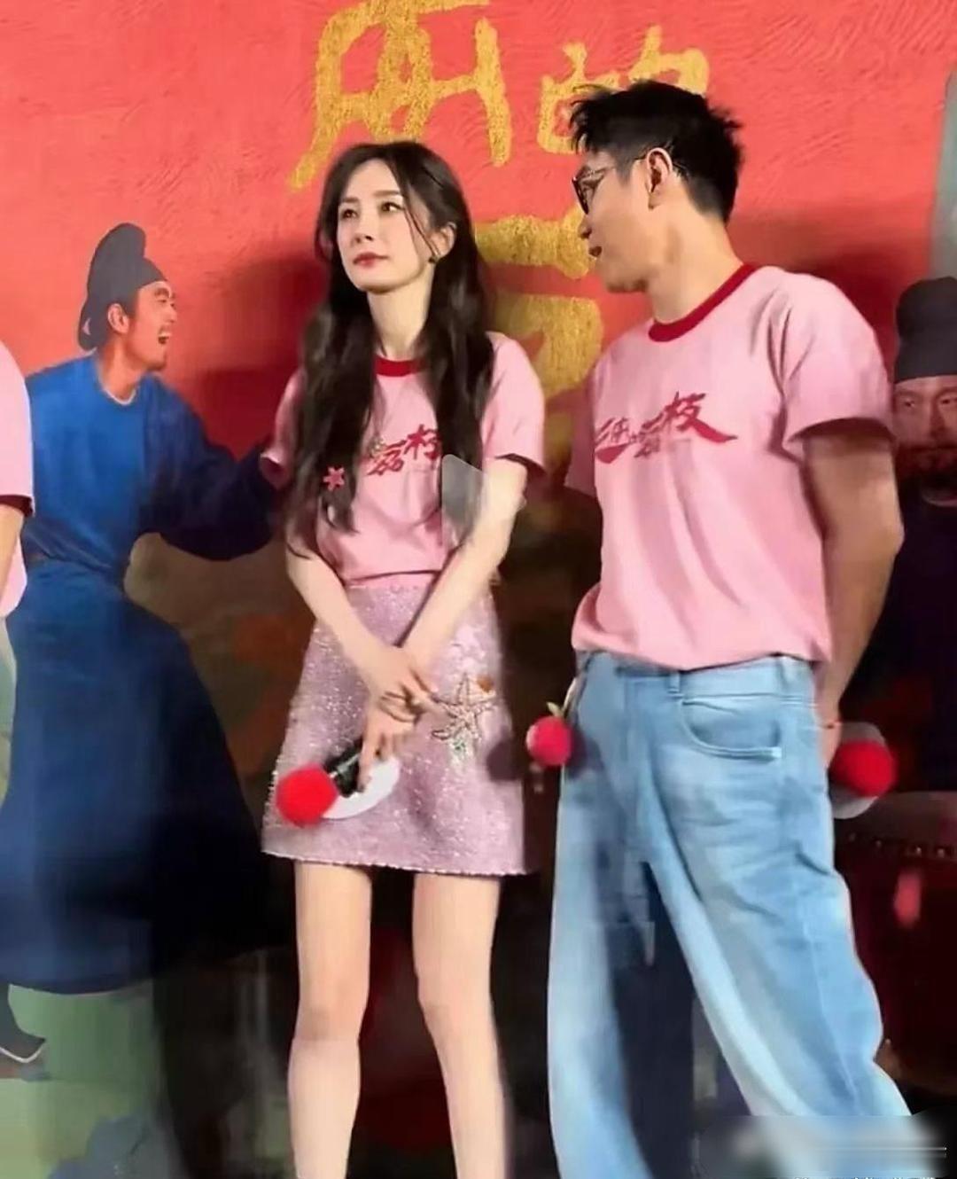 杨幂估计头都大了，这眼神躲还是不躲好啊。