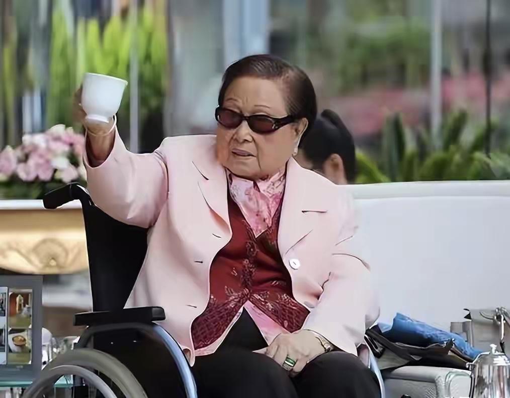 丈夫留给她600亿，3个女儿6个儿子都有钱，103岁的她为何却不快乐咱先说说