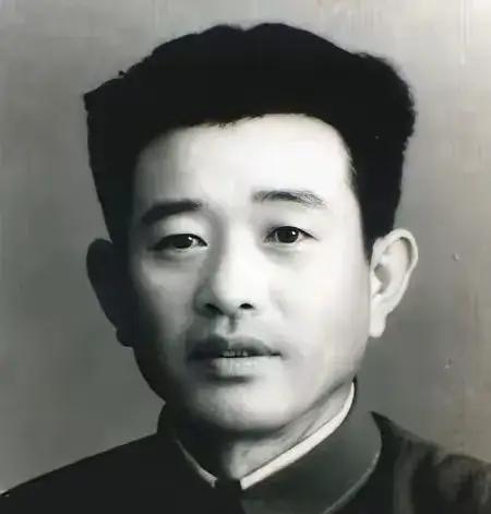 红军团长正在练兵，喂马的马夫路过训练场，看着训练的红军，忍不住就笑了出来，红军团