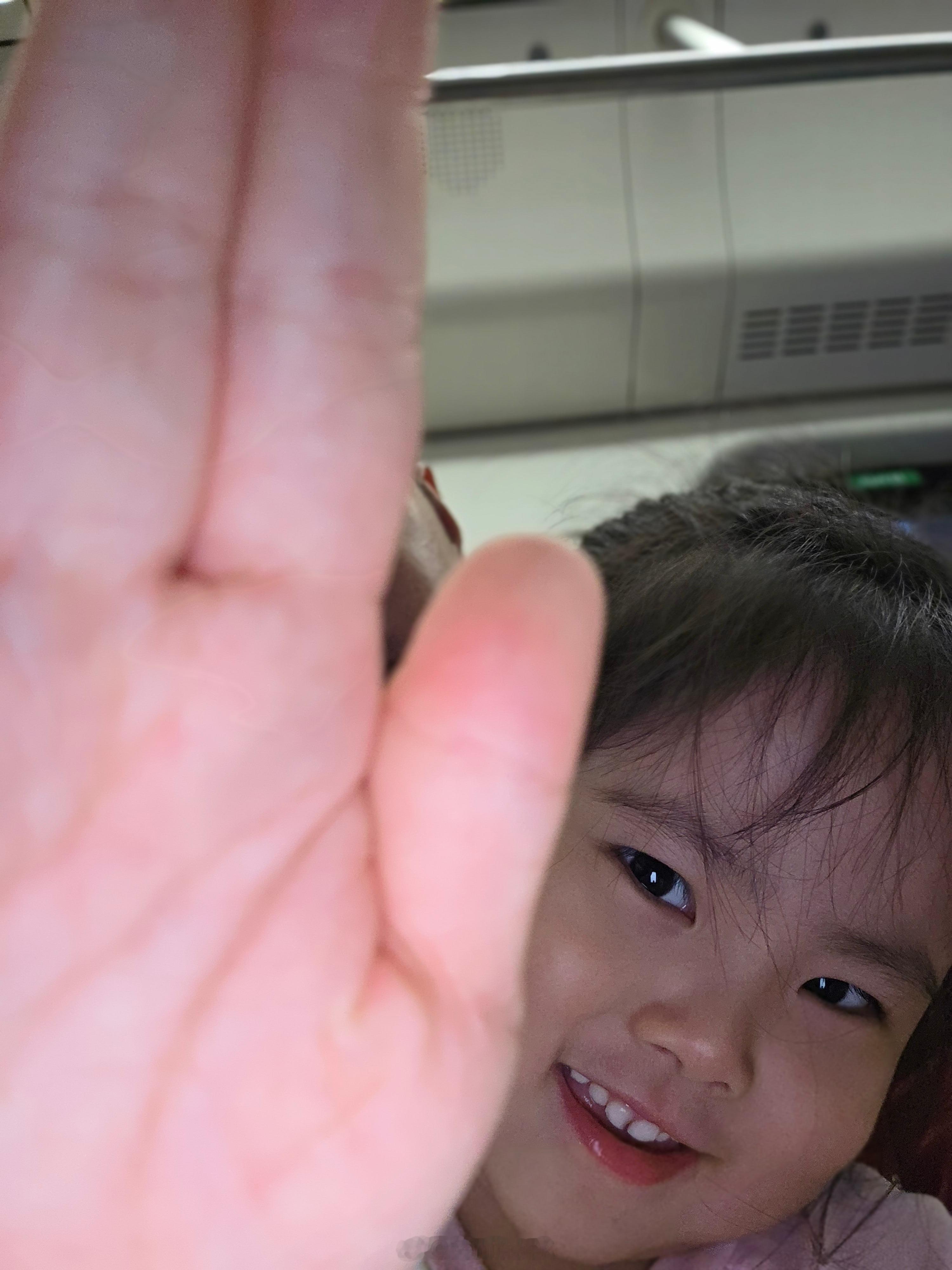 续航不行可以靠快充拯救，实在不行可以带充电宝续命；嫌弃厚重的难道你从不贴膜戴套？