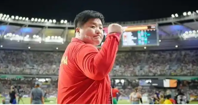 18.96米！这是36岁的铅球“常青树”巩立姣在最后一届世锦赛交出的答卷，虽然不