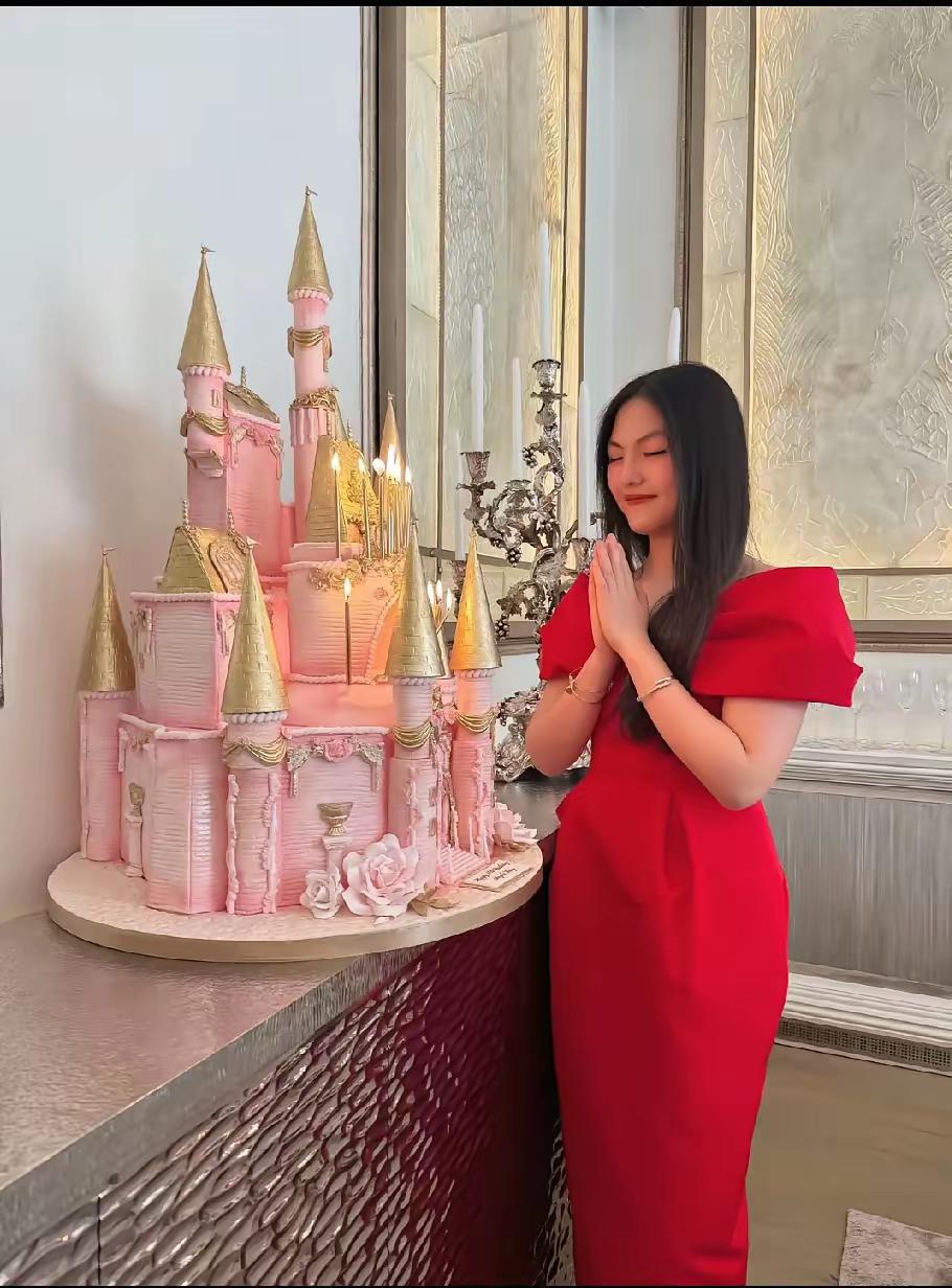 王诗龄生日那个蛋糕，我当时瞅着就不一般，好奇去扒了扒，结果直接看呆了——这玩意
