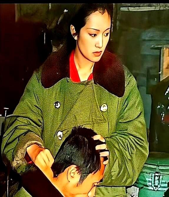 看这张老照片我直接破防了！现在网上吵翻了，有人说这才是“拍电影该有的样子”—