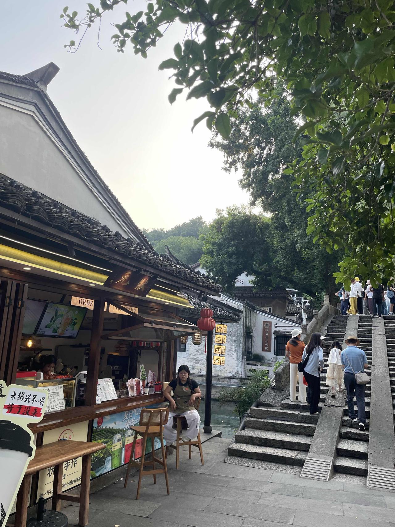 分享一下你随手拍下的照片《绍兴仓桥直街历史街区》是绍兴古城的核心区域之一。仓桥直