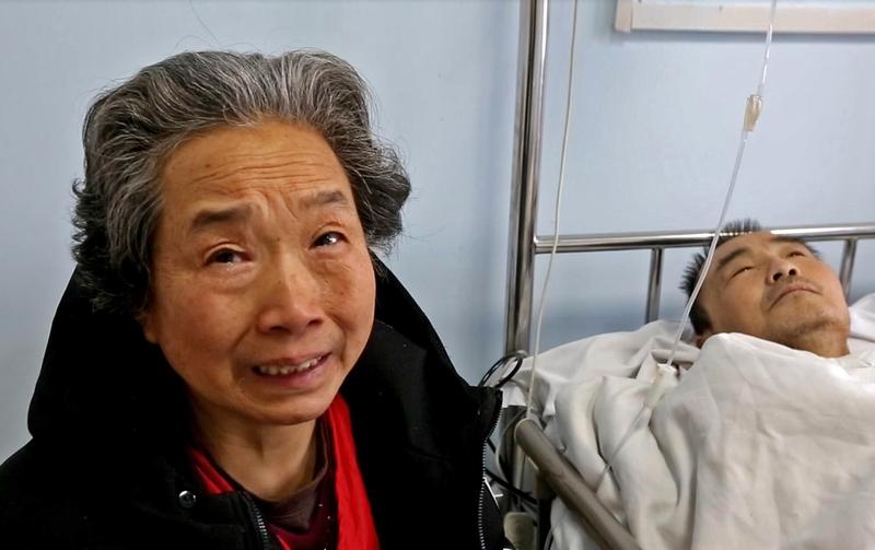 离婚三年，前婆婆生病让前夫来找我借钱，我拿出存折给他看，他红着眼走了离婚时，我